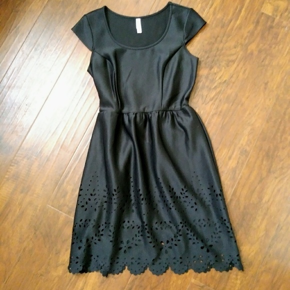 Dresses & Skirts - NWT Black Dreas w Cutout Floral Design Small